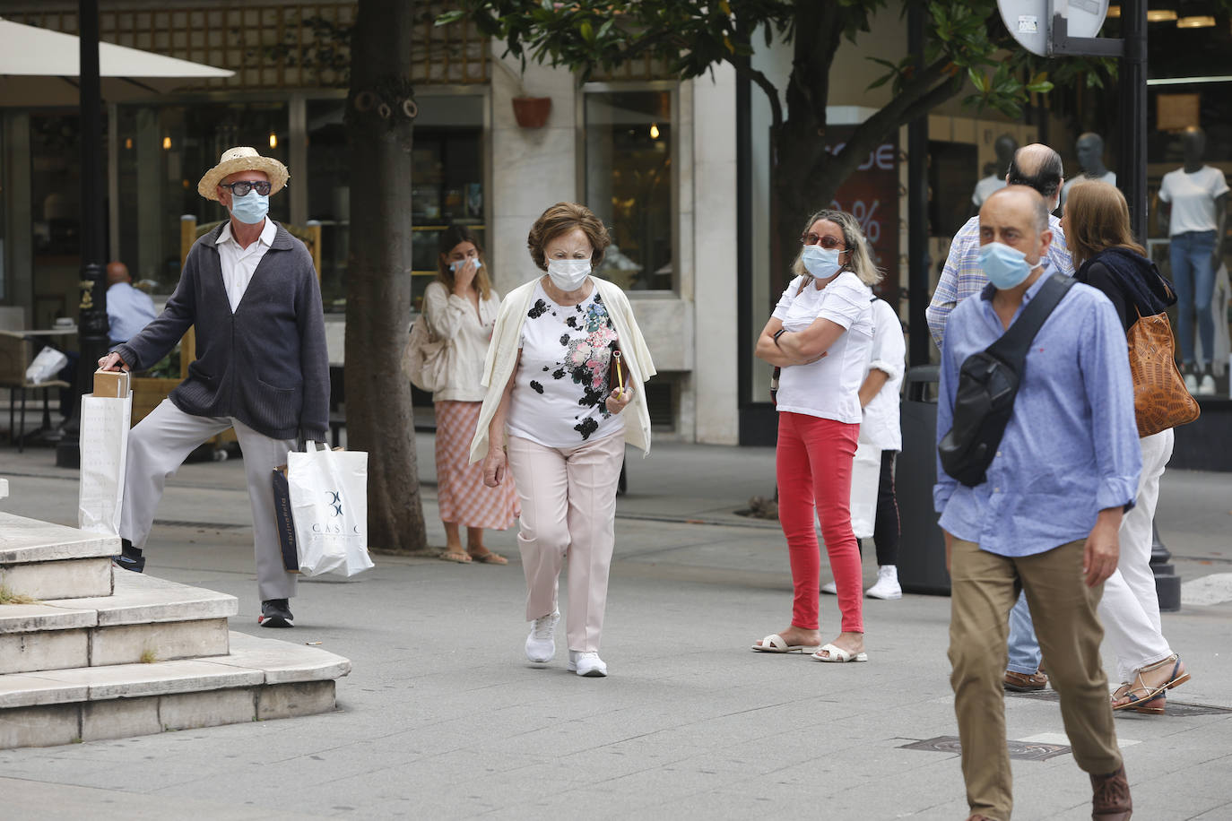 Tras aprobarse la obligatoriedad del uso de la mascarilla, los asturianos han salido a la calle concienciados, cumpliendo con la normativa. Policías locales vigilan, no obstante, posibles incumplimientos.