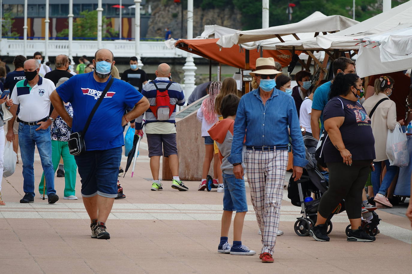 Tras aprobarse la obligatoriedad del uso de la mascarilla, los asturianos han salido a la calle concienciados, cumpliendo con la normativa. Policías locales vigilan, no obstante, posibles incumplimientos.