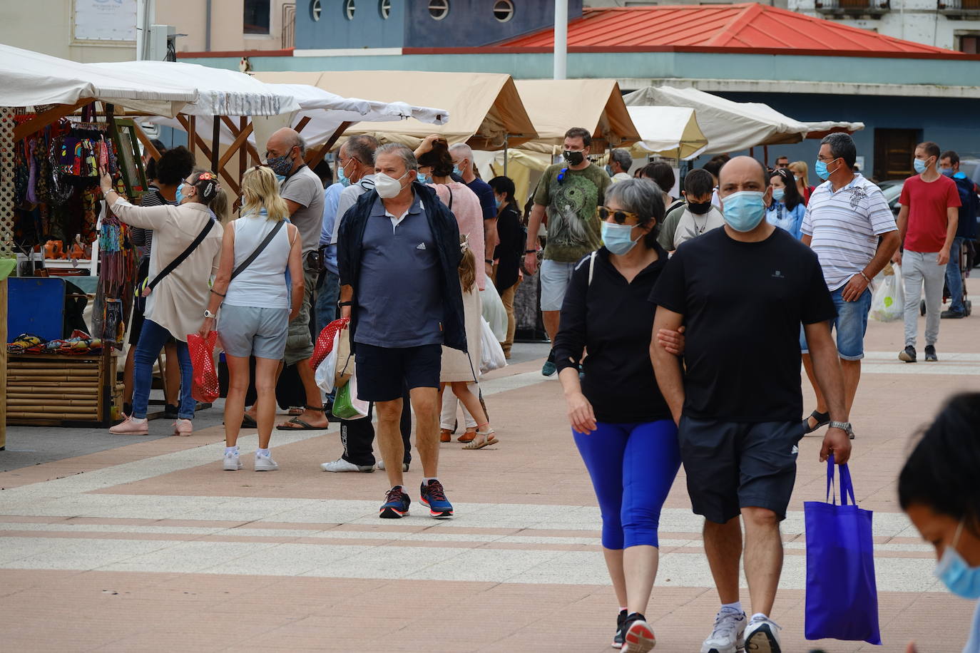 Tras aprobarse la obligatoriedad del uso de la mascarilla, los asturianos han salido a la calle concienciados, cumpliendo con la normativa. Policías locales vigilan, no obstante, posibles incumplimientos.