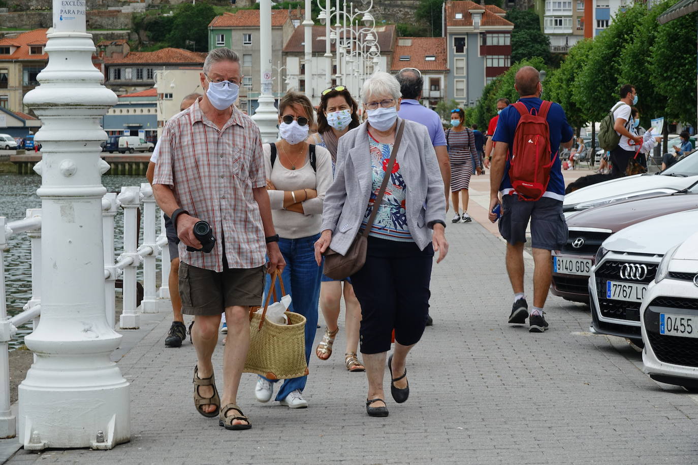 Tras aprobarse la obligatoriedad del uso de la mascarilla, los asturianos han salido a la calle concienciados, cumpliendo con la normativa. Policías locales vigilan, no obstante, posibles incumplimientos.