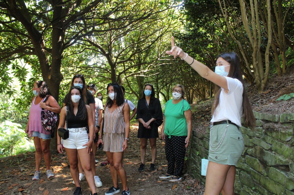 Un grupo atiende las explicaciones de la guía Carla Suárez. 