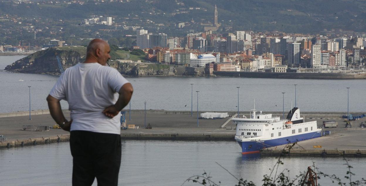 El 'Norman Atlantic', en 2014 en Gijón, cuando conectaba con Nantes. 