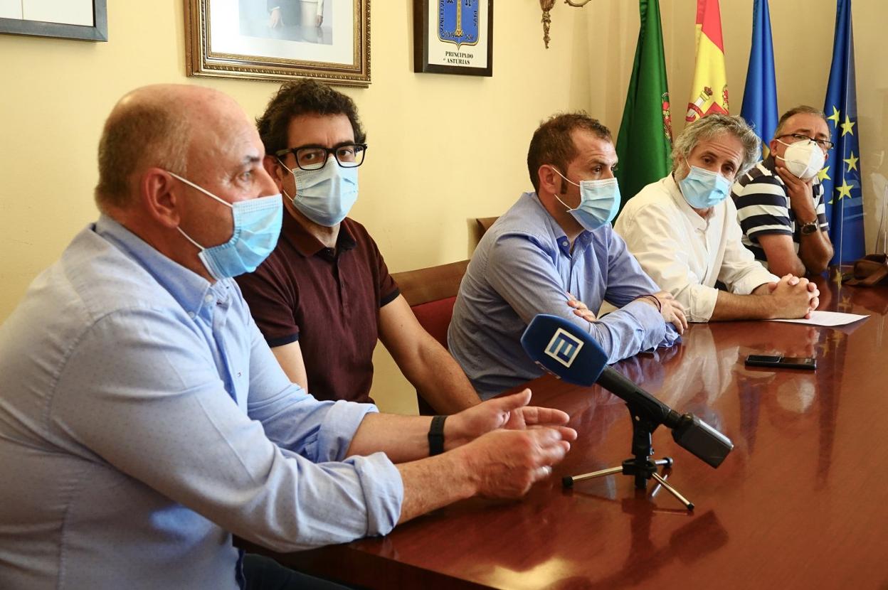 José Manuel Fernández, Félix Fernández, José Manuel González Castro, Xuan Valladares y José Antonio García, ayer en Cangas. 