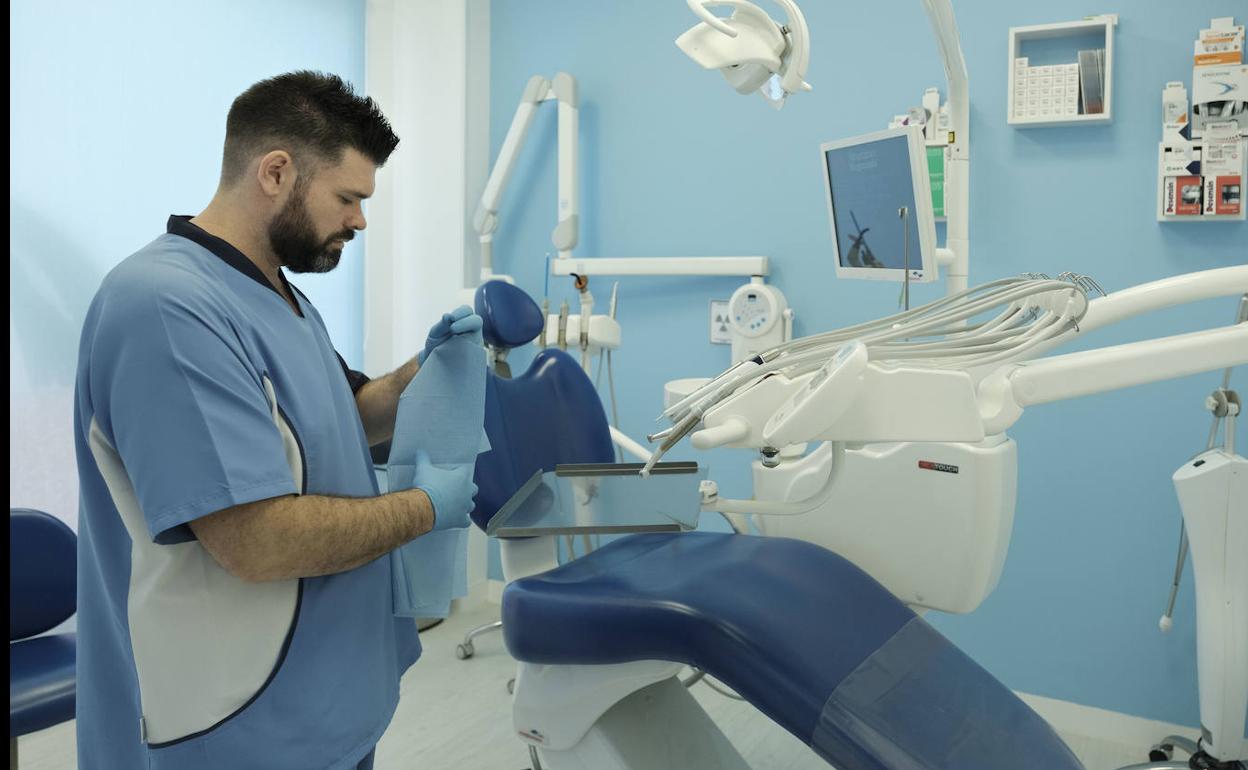 José Juan Busto, en la clínica dental. 