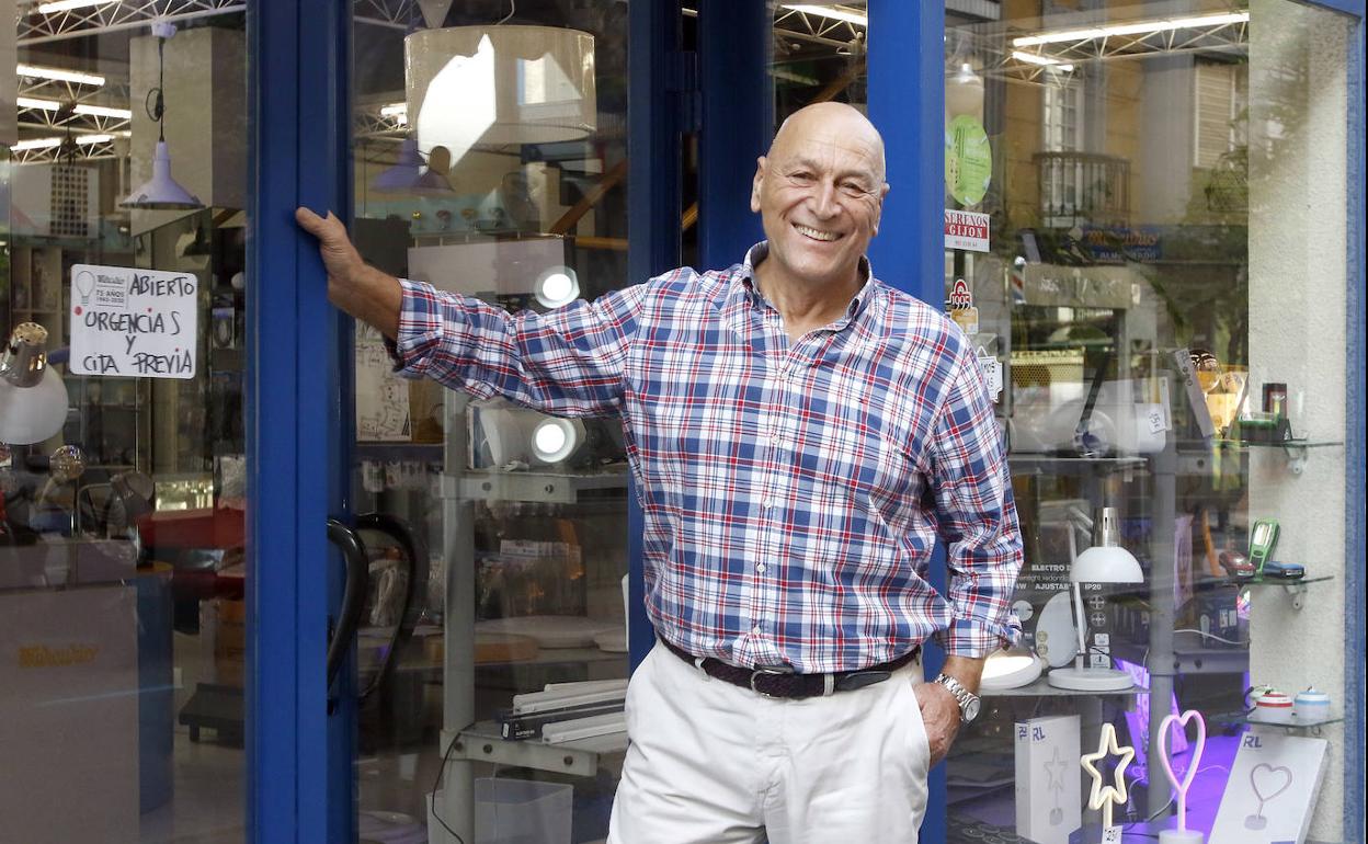 Mercurio Martínez, ante la puerta de su negocio, en plena calle Uría. 