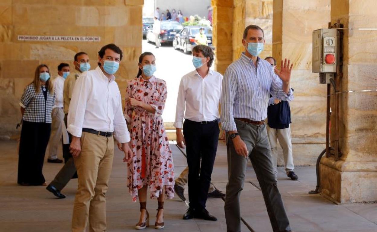 El rey Felipe VI, la reina Letizia, al alcalde de Soria y el presidente de Castilla y León.