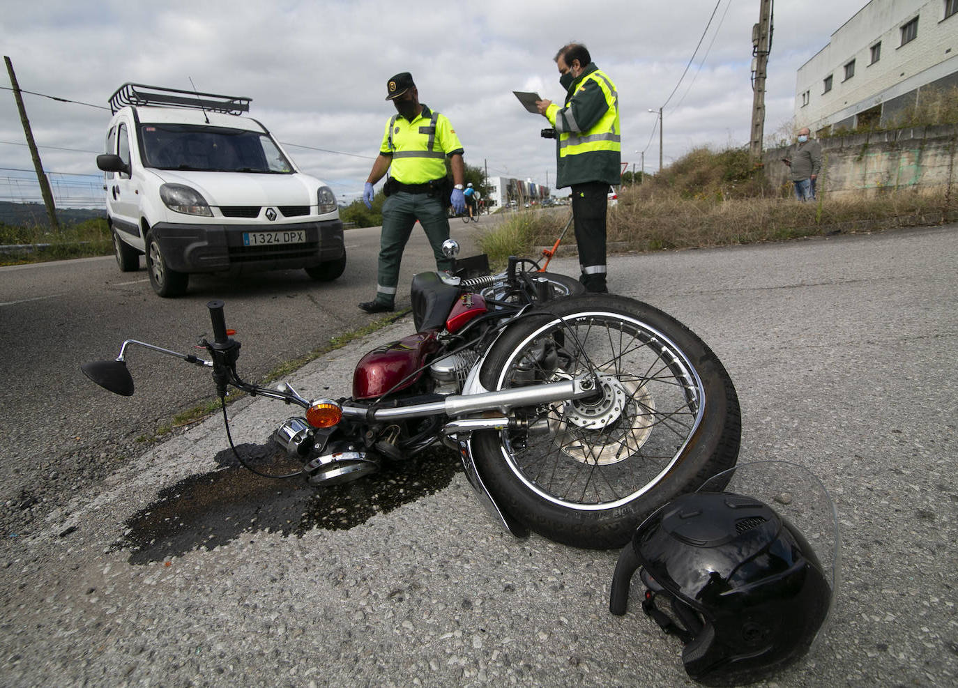 Un motorista ha resultado herido grave tras colisionar este jueves contra una furgoneta en la N-634, a la altura de La Carrera (Siero). El hombre fue trasladado al Hospital Universitario Central de Asturias con varias lesiones, que se produjeron de manera «simultanea» tras el choque, según fuentes sanitarias. Por otra parte, el conductor del otro vehículo implicado resultó ileso.