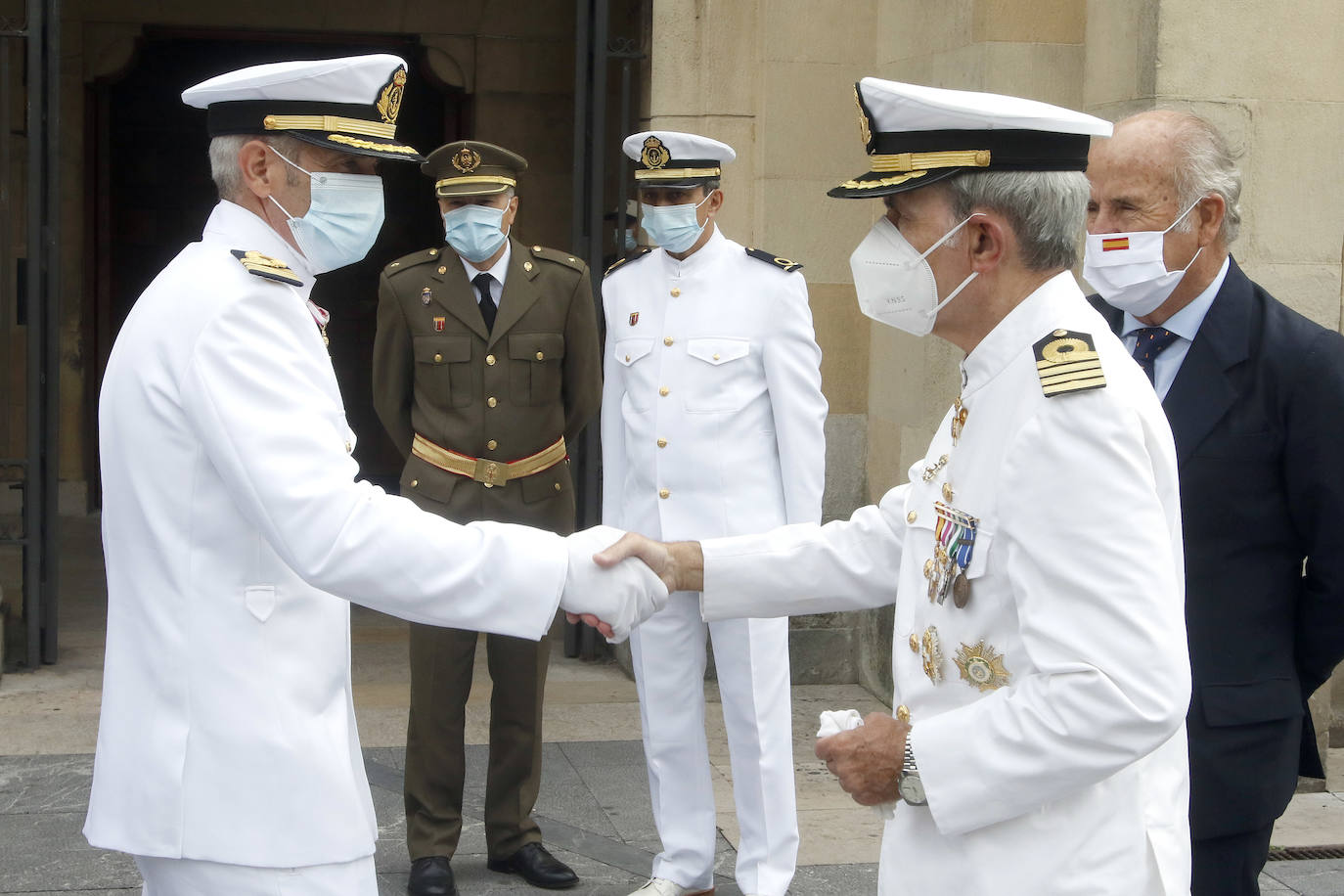 Aunque la pandemia obligó a suspender la mayor parte de actos, los marinos pudieron acudir este jueves a la celebración religiosa, en la iglesia de San Pedro, en honor a la Virgen del Carmen 