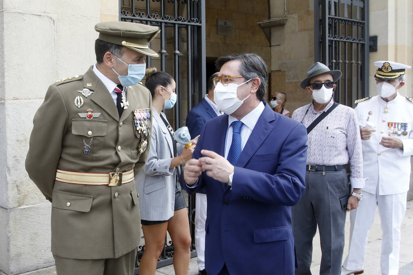Aunque la pandemia obligó a suspender la mayor parte de actos, los marinos pudieron acudir este jueves a la celebración religiosa, en la iglesia de San Pedro, en honor a la Virgen del Carmen 