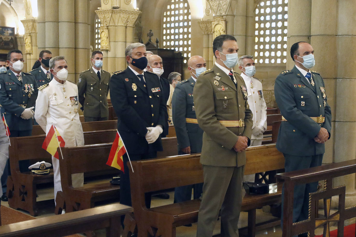 Aunque la pandemia obligó a suspender la mayor parte de actos, los marinos pudieron acudir este jueves a la celebración religiosa, en la iglesia de San Pedro, en honor a la Virgen del Carmen 
