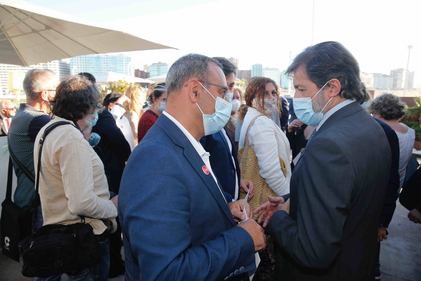 Javier Fernández recibe el premio 'Gijonés del año', concedido por la revista 'Vivir Gijón'