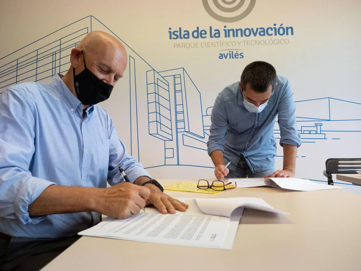 Pablo Priesca y Manuel Campa firman el convenio de colaboración. 