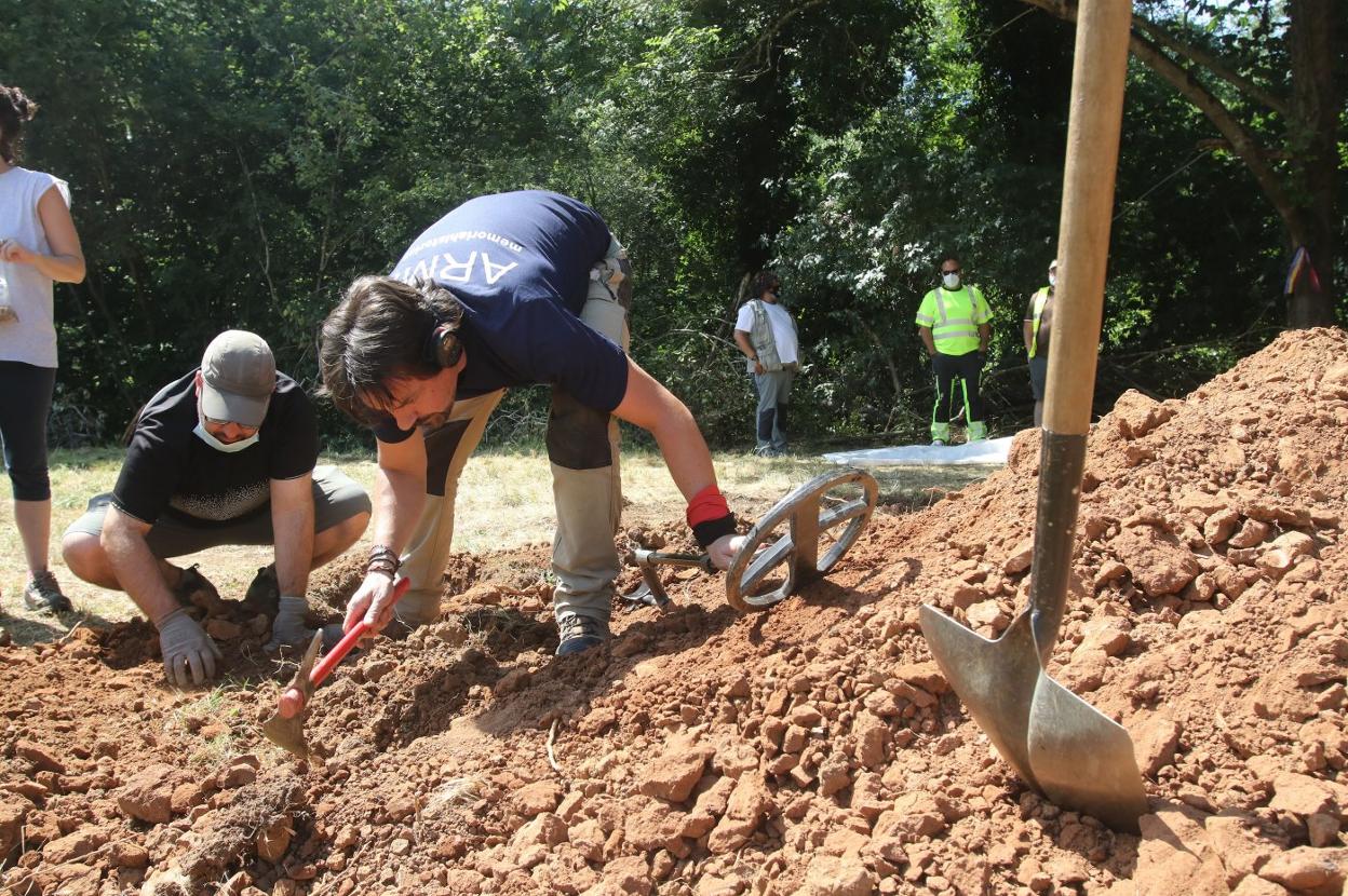 Excavando en el interior de una de las zanjas. 