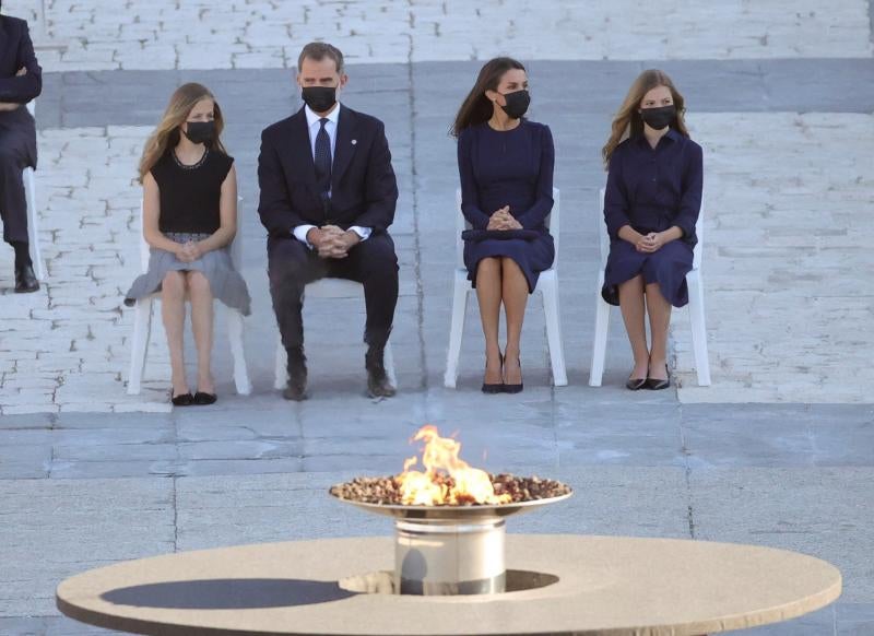 El rey Felipe VI (2i), la reina Letizia (2d), la infanta Sofía (d) y la Princesa de Asturias (i) momentos antes del comienzo del homenaje