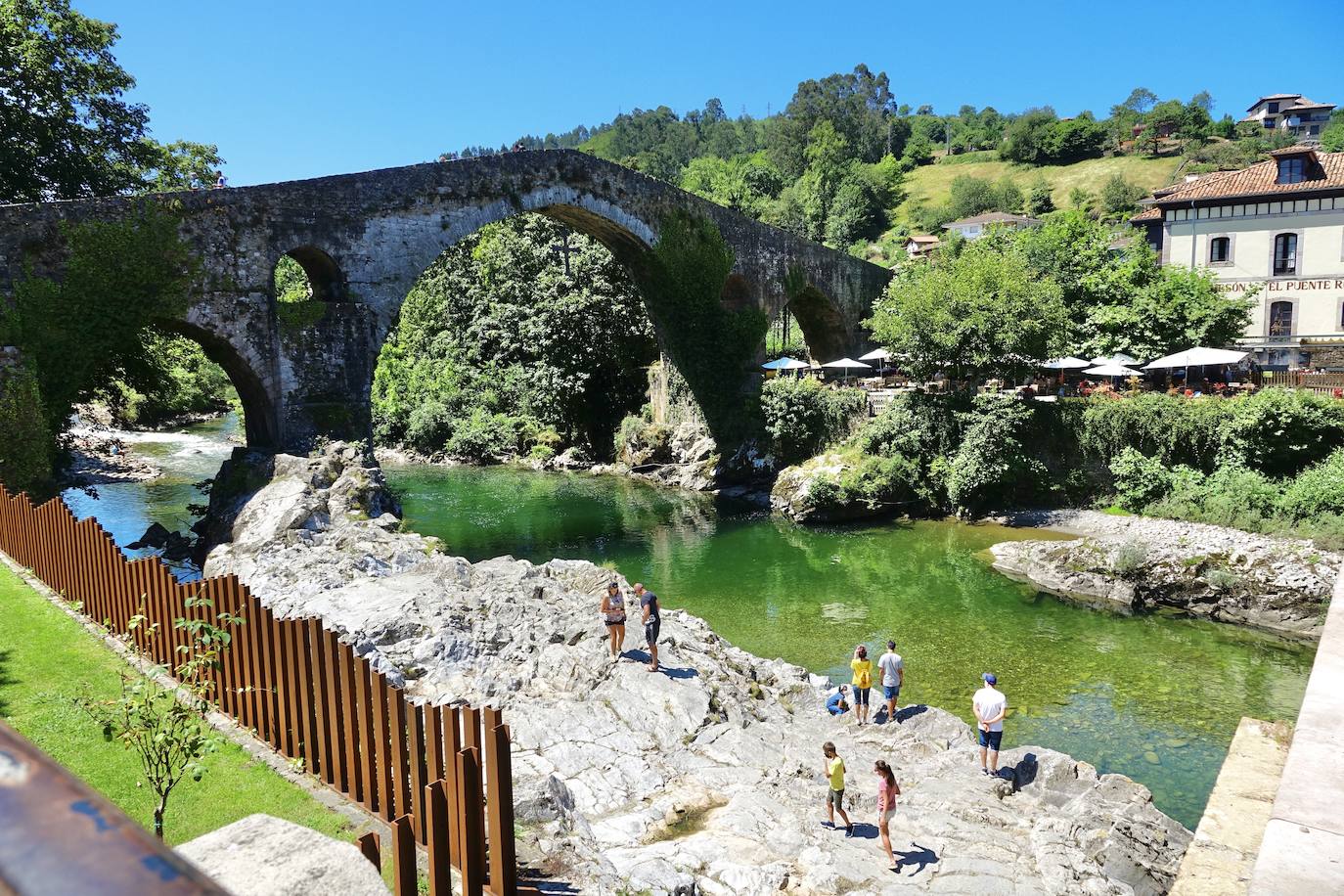 Un fin de semana de cielos despejados, sol y buenas temperaturas. Asturianos y visitantes siguen disfrutando del buen tiempo con el que julio ha atravesado su ecuador y que está propiciando llenos en playas, paseos, rios y sendas