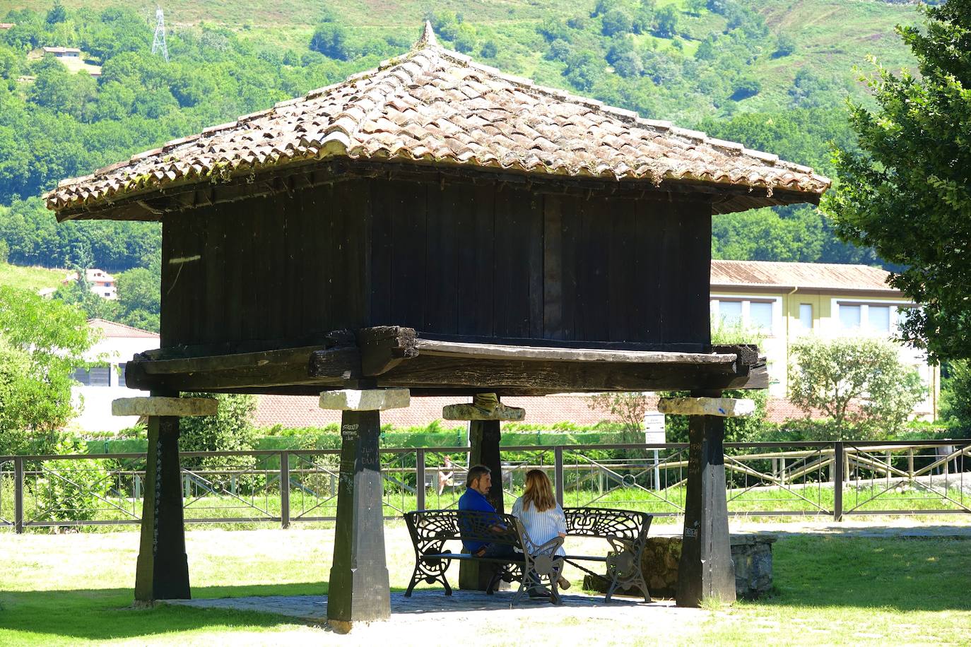 Un fin de semana de cielos despejados, sol y buenas temperaturas. Asturianos y visitantes siguen disfrutando del buen tiempo con el que julio ha atravesado su ecuador y que está propiciando llenos en playas, paseos, rios y sendas