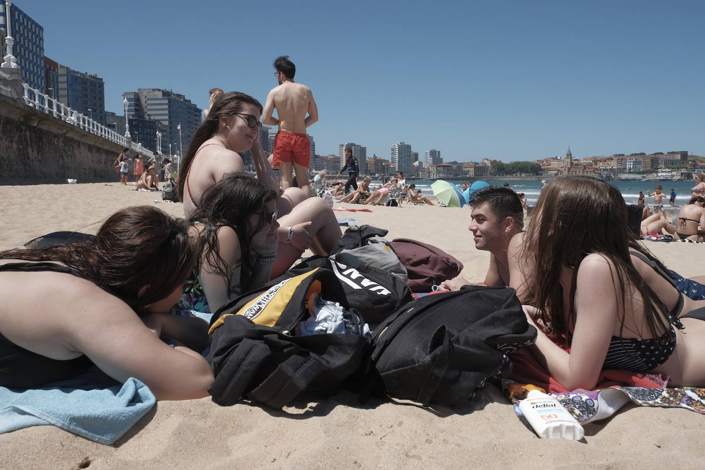 Un fin de semana de cielos despejados, sol y buenas temperaturas. Asturianos y visitantes siguen disfrutando del buen tiempo con el que julio ha atravesado su ecuador y que está propiciando llenos en playas, paseos, rios y sendas