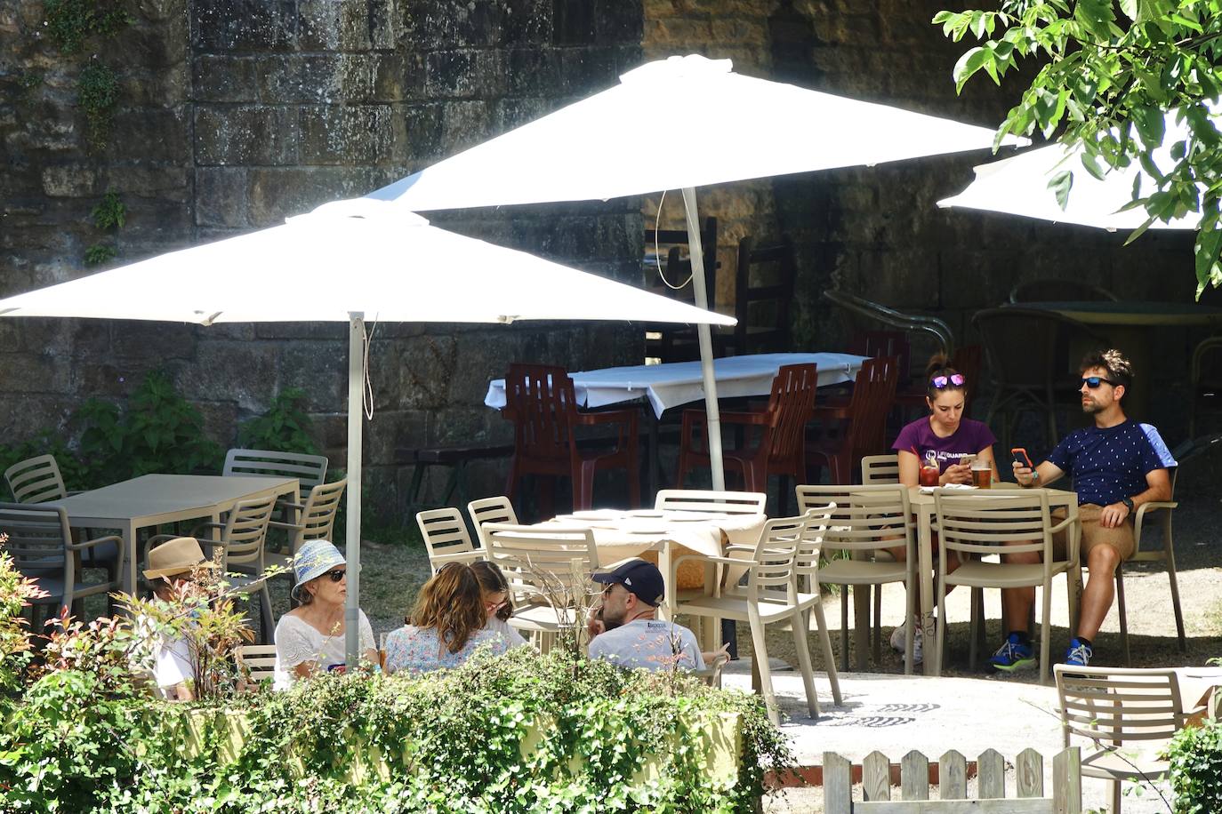 Un fin de semana de cielos despejados, sol y buenas temperaturas. Asturianos y visitantes siguen disfrutando del buen tiempo con el que julio ha atravesado su ecuador y que está propiciando llenos en playas, paseos, rios y sendas