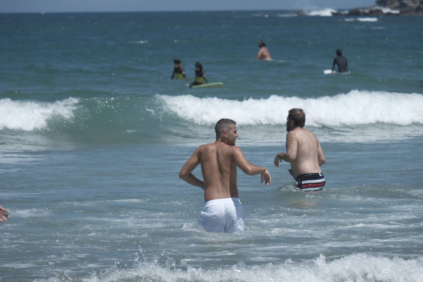 Un fin de semana de cielos despejados, sol y buenas temperaturas. Asturianos y visitantes siguen disfrutando del buen tiempo con el que julio ha atravesado su ecuador y que está propiciando llenos en playas, paseos, rios y sendas