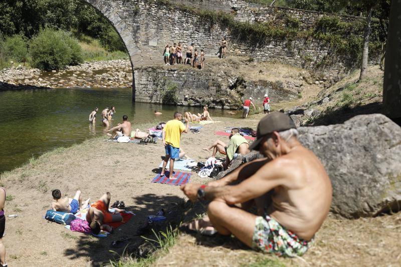 Un fin de semana de cielos despejados, sol y buenas temperaturas. Asturianos y visitantes siguen disfrutando del buen tiempo con el que julio ha atravesado su ecuador y que está propiciando llenos en playas, paseos, rios y sendas