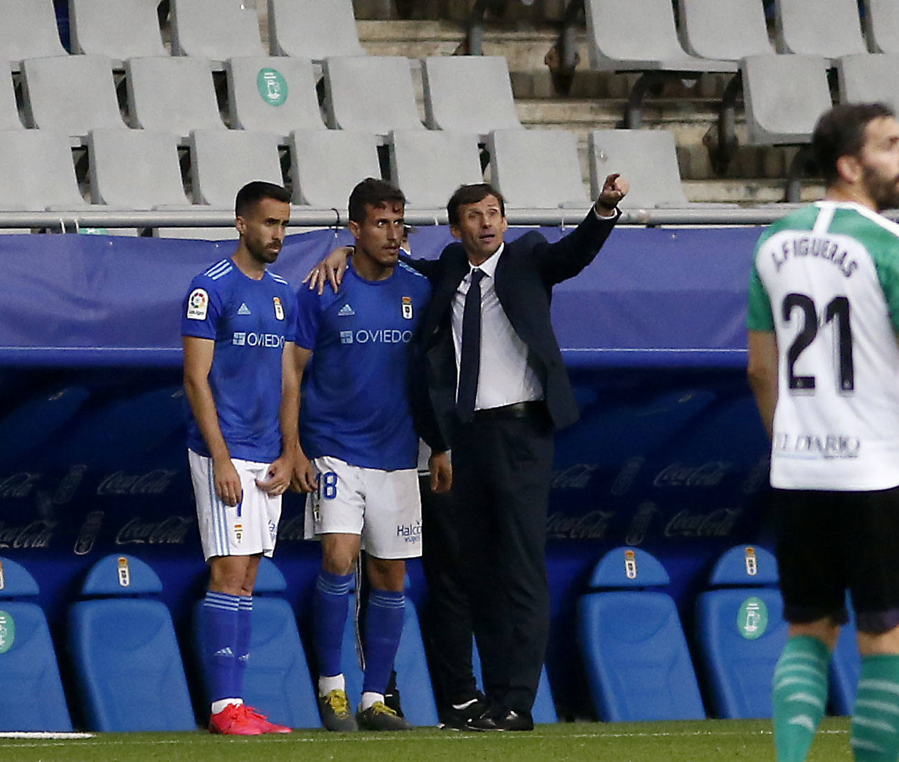 El Real Oviedo se ha garantizado la permanencia en Segunda División parla próxima temporada a falta de una jornada para finalizar la liga. Los azules han vencido al Racing de Santander en el Carlos Tartiere gracias al gol de Obeng. 