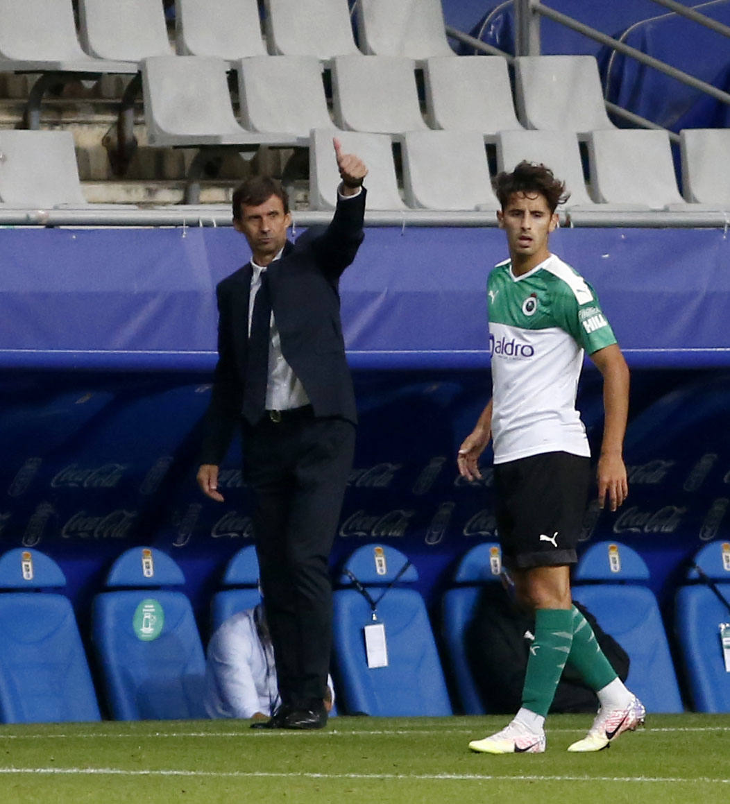 El Real Oviedo se ha garantizado la permanencia en Segunda División parla próxima temporada a falta de una jornada para finalizar la liga. Los azules han vencido al Racing de Santander en el Carlos Tartiere gracias al gol de Obeng. 
