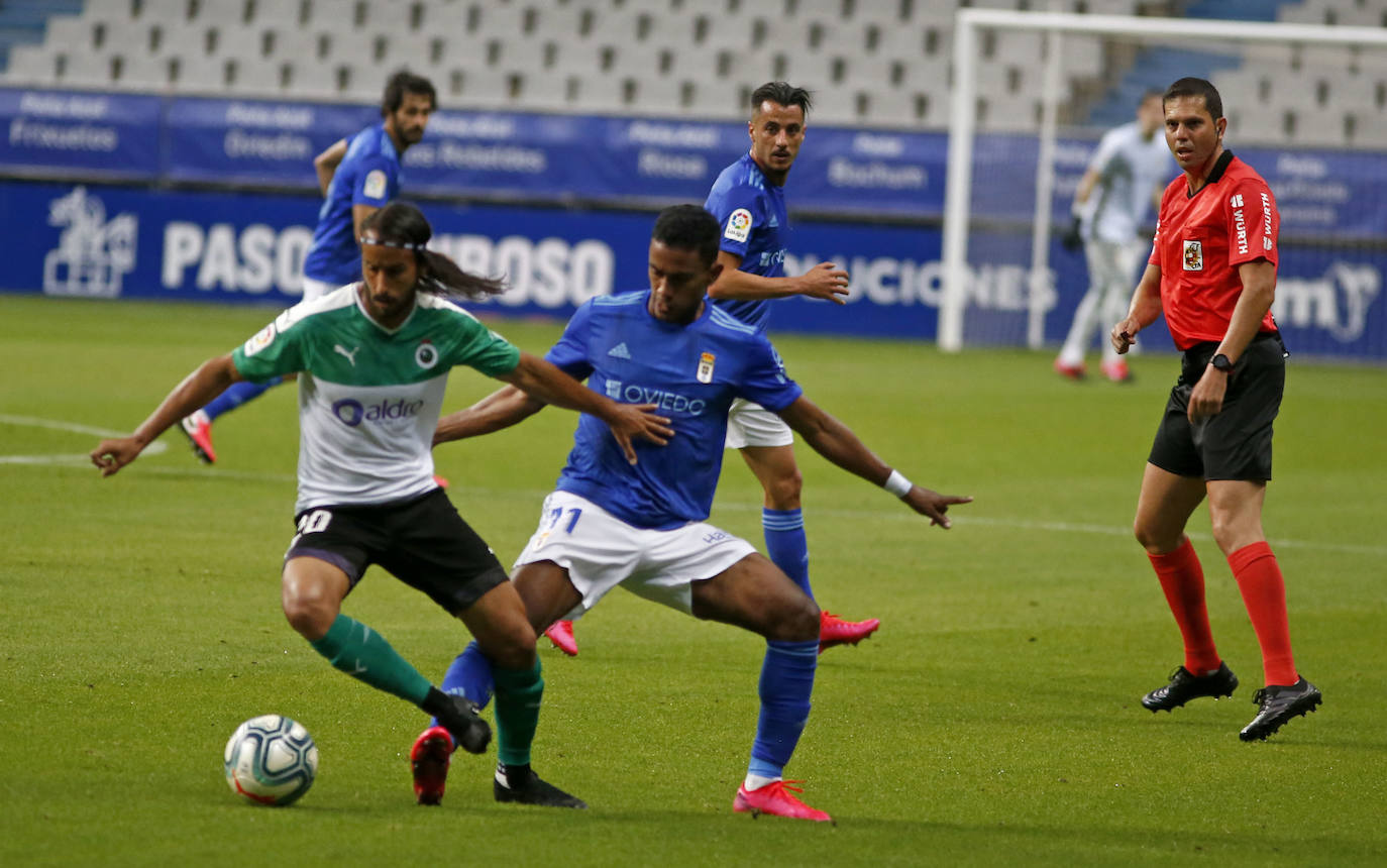 El Real Oviedo se ha garantizado la permanencia en Segunda División parla próxima temporada a falta de una jornada para finalizar la liga. Los azules han vencido al Racing de Santander en el Carlos Tartiere gracias al gol de Obeng. 