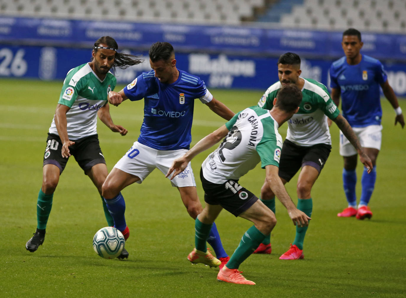 El Real Oviedo se ha garantizado la permanencia en Segunda División parla próxima temporada a falta de una jornada para finalizar la liga. Los azules han vencido al Racing de Santander en el Carlos Tartiere gracias al gol de Obeng. 