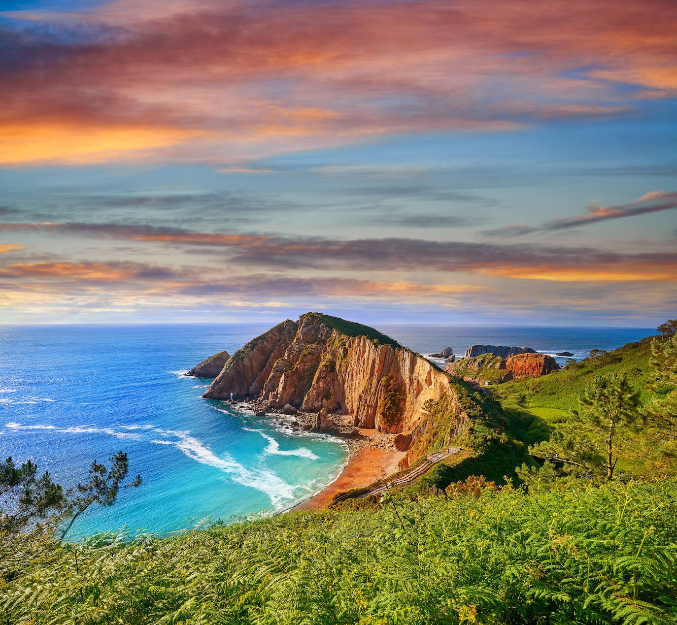 Lonely Planet no ha establecido un orden para el resto de las playas del ranking | Playa del Silencio (Cudillero, Asturias)