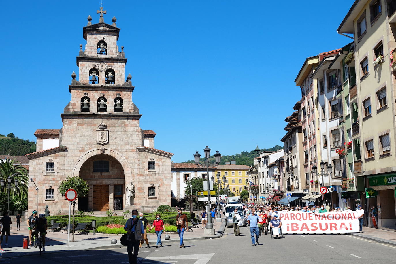 Cerca de 300 ganaderos salen a la calle en Cangas de Onís ante el importante repunte de los ataques que sus animales llevan sufriendo desde junio. 