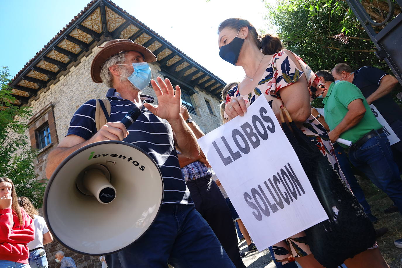 Cerca de 300 ganaderos salen a la calle en Cangas de Onís ante el importante repunte de los ataques que sus animales llevan sufriendo desde junio. 