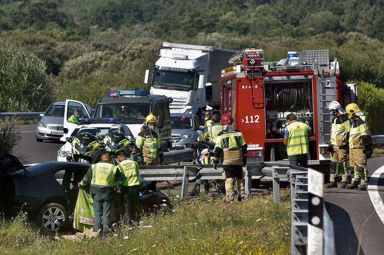 Guardia Civil y efectivos de bomberos, en el lugar del accidente. 