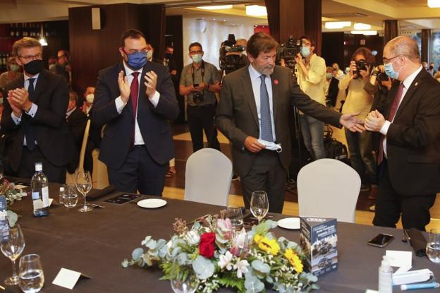 Alberto Núñez Feijóo, Adrián Barbón y Javier Lambán aplauden a Javier Fernández cuando acude a recoger el galardón al 'Gijonés del Año'. 