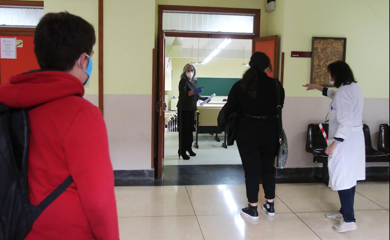 Alumnos de la facultad de Químicas, en los primeros exámenes presenciales tras el levantamiento del estado de alarma. 