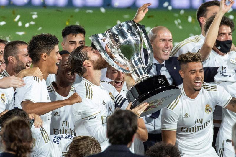No hubo fiesta en Cibeles ni aficionados en el campo, pero los jugadores, entrenador y cuerpo técnico del Real Madrid celebró por todo lo alto el título liguero que conquistó anoche.