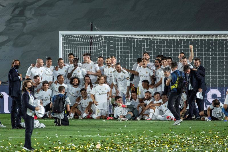 No hubo fiesta en Cibeles ni aficionados en el campo, pero los jugadores, entrenador y cuerpo técnico del Real Madrid celebró por todo lo alto el título liguero que conquistó anoche.