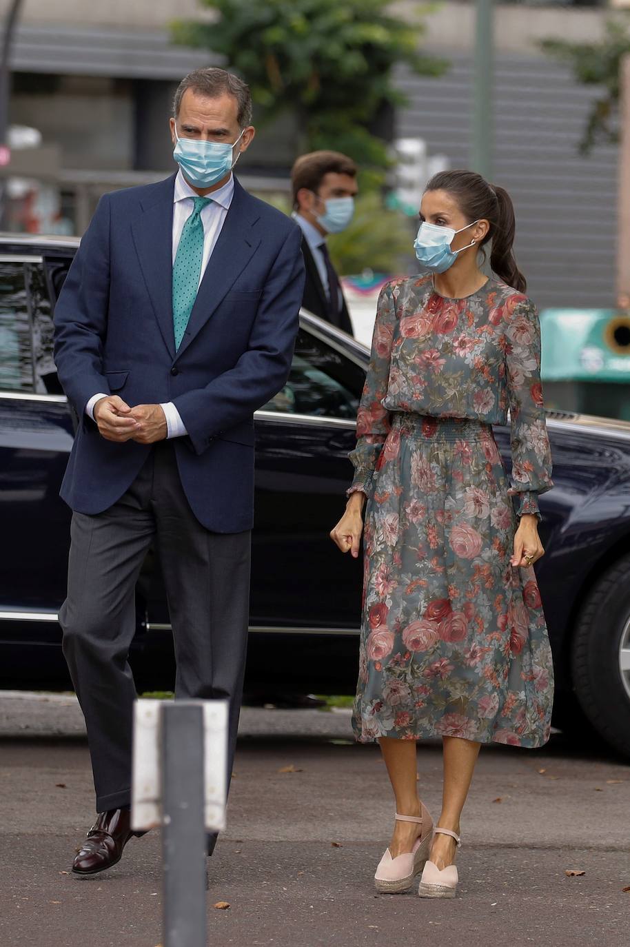 Don Felipe y doña Letizia iniciaron en Canarias su gira por todo el país tras el confinamiento. Después han viajado a Baleares, Andalucía, Castilla La-Macha, Comunidad Valenciana, a la Región de Murcia, Aragón, La Rioja, País Vasco. Los Reyes visitarán todas las comunidades autónomas de España con el objetivo de apoyar al turismo después de la pandemia. 