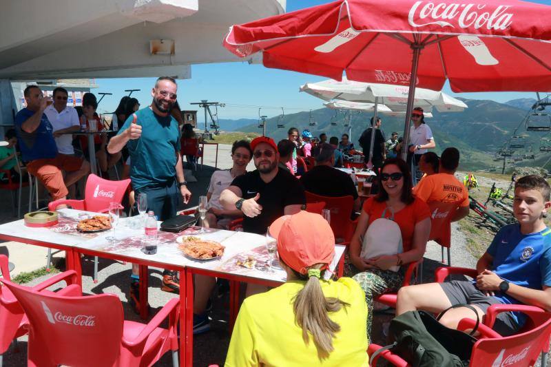 Situada a 2.000 metros de altitud, el restaurante se llenó este sábado de comensales que acudieron a degustar un menú de lo más asturiano: fabada o pote con callos de primero; 'pitu caleya' o caldereta de cordero, después; y para rematar, una tarta de arroz con leche casera. 