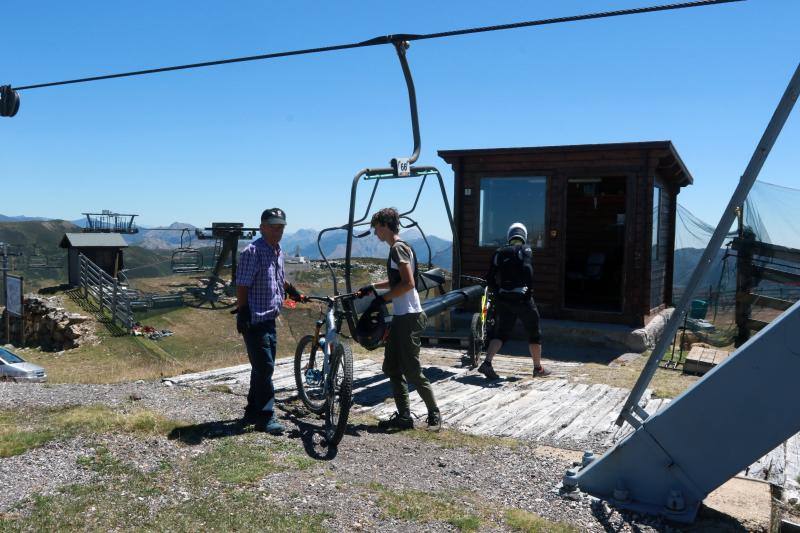 Situada a 2.000 metros de altitud, el restaurante se llenó este sábado de comensales que acudieron a degustar un menú de lo más asturiano: fabada o pote con callos de primero; 'pitu caleya' o caldereta de cordero, después; y para rematar, una tarta de arroz con leche casera. 