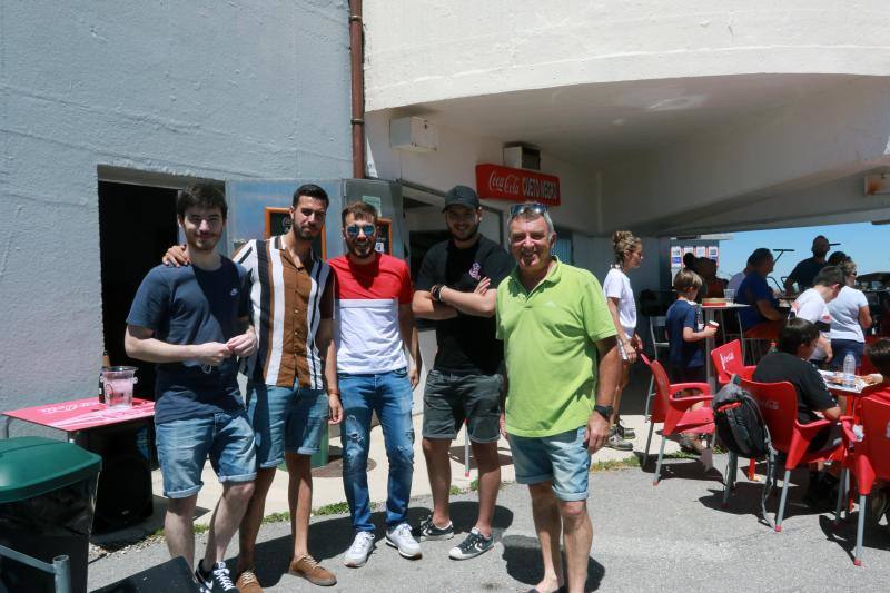 Situada a 2.000 metros de altitud, el restaurante se llenó este sábado de comensales que acudieron a degustar un menú de lo más asturiano: fabada o pote con callos de primero; 'pitu caleya' o caldereta de cordero, después; y para rematar, una tarta de arroz con leche casera. 