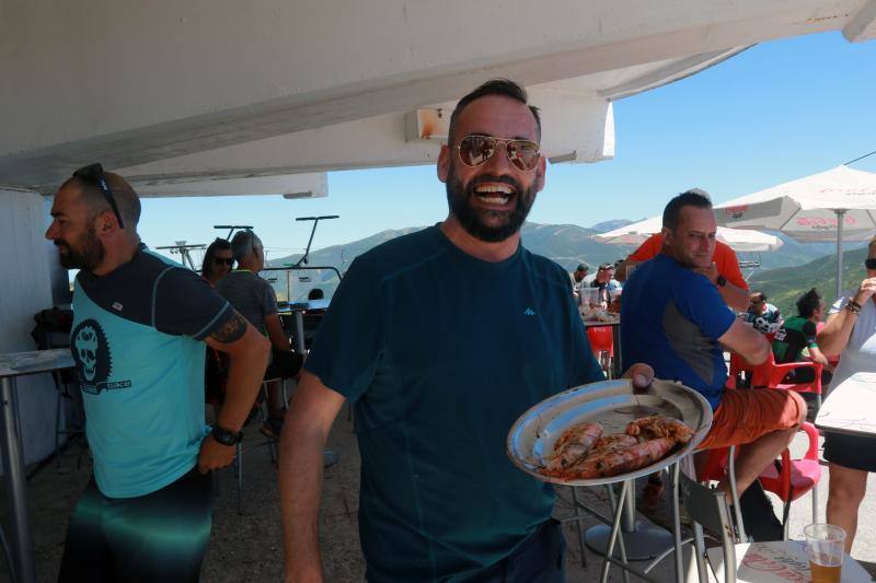 Situada a 2.000 metros de altitud, el restaurante se llenó este sábado de comensales que acudieron a degustar un menú de lo más asturiano: fabada o pote con callos de primero; 'pitu caleya' o caldereta de cordero, después; y para rematar, una tarta de arroz con leche casera. 