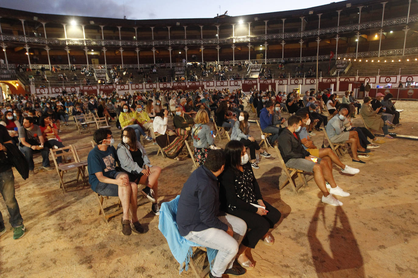 Amaral en estado puro y retomando su esencia como dúo acústico, la misma con la que comenzaron a rodar por los escenarios hace más de tres décadas, llegó ayer fiel a su cita en Metrópoli City con el público de Gijón