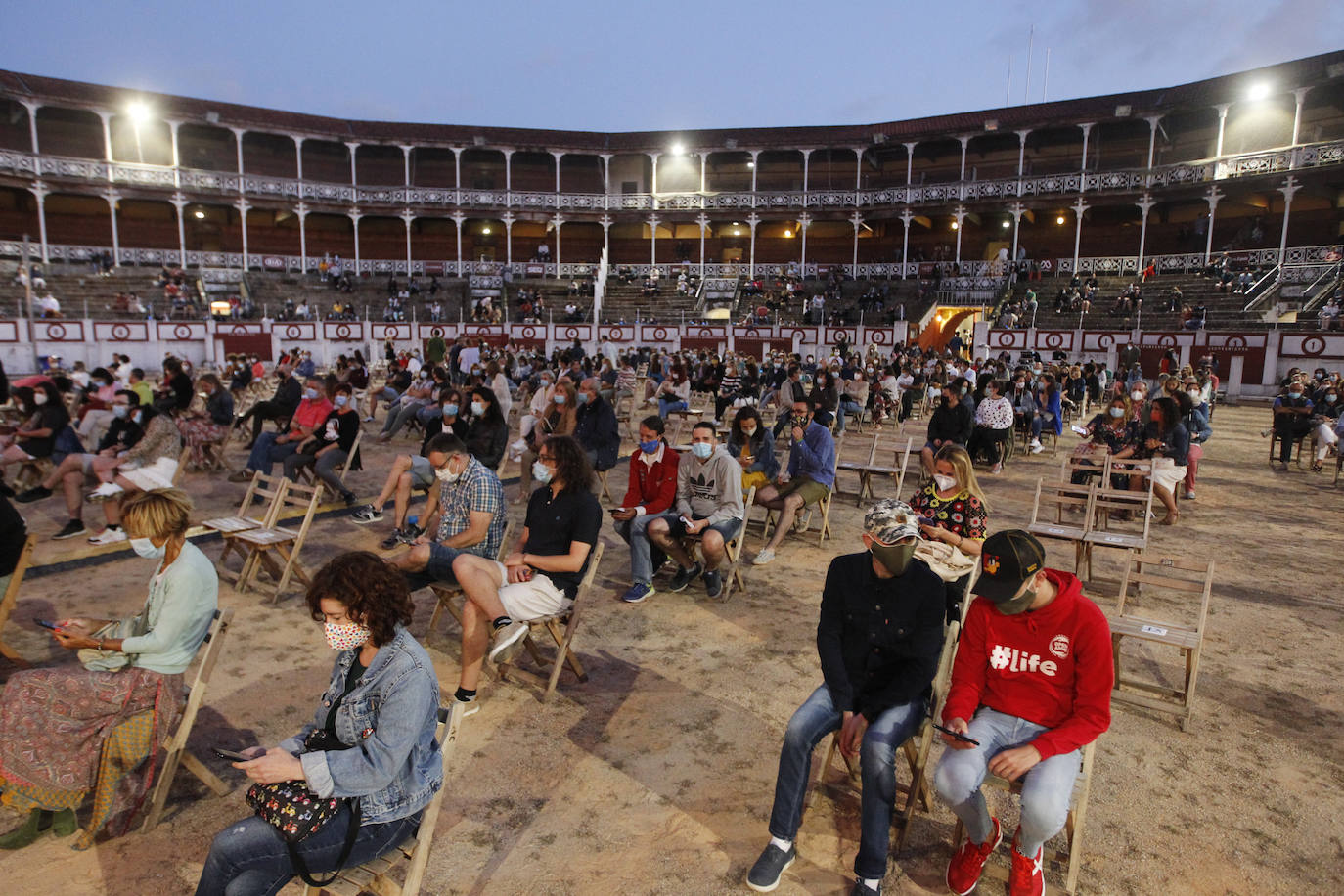 Amaral en estado puro y retomando su esencia como dúo acústico, la misma con la que comenzaron a rodar por los escenarios hace más de tres décadas, llegó ayer fiel a su cita en Metrópoli City con el público de Gijón