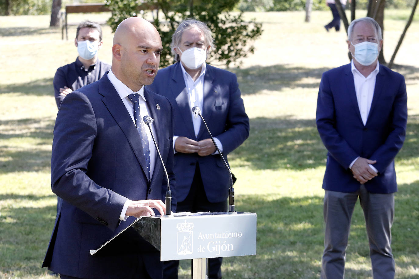 El árbol, plantado por la alcaldesa, también reconoce la labor de aquellos profesionales que trabajaron durante los momentos más duros de la pandemia. 