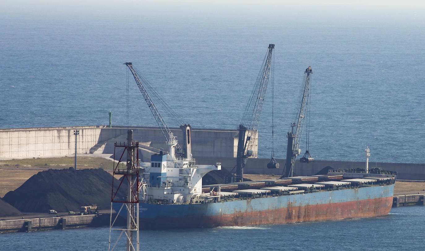 Un barco con destino a Vietnam ha cargado esta mañana más de 100.000 toneladas de carbón en El Musel. La operación ha contado con la participación de Marítima del Principado.