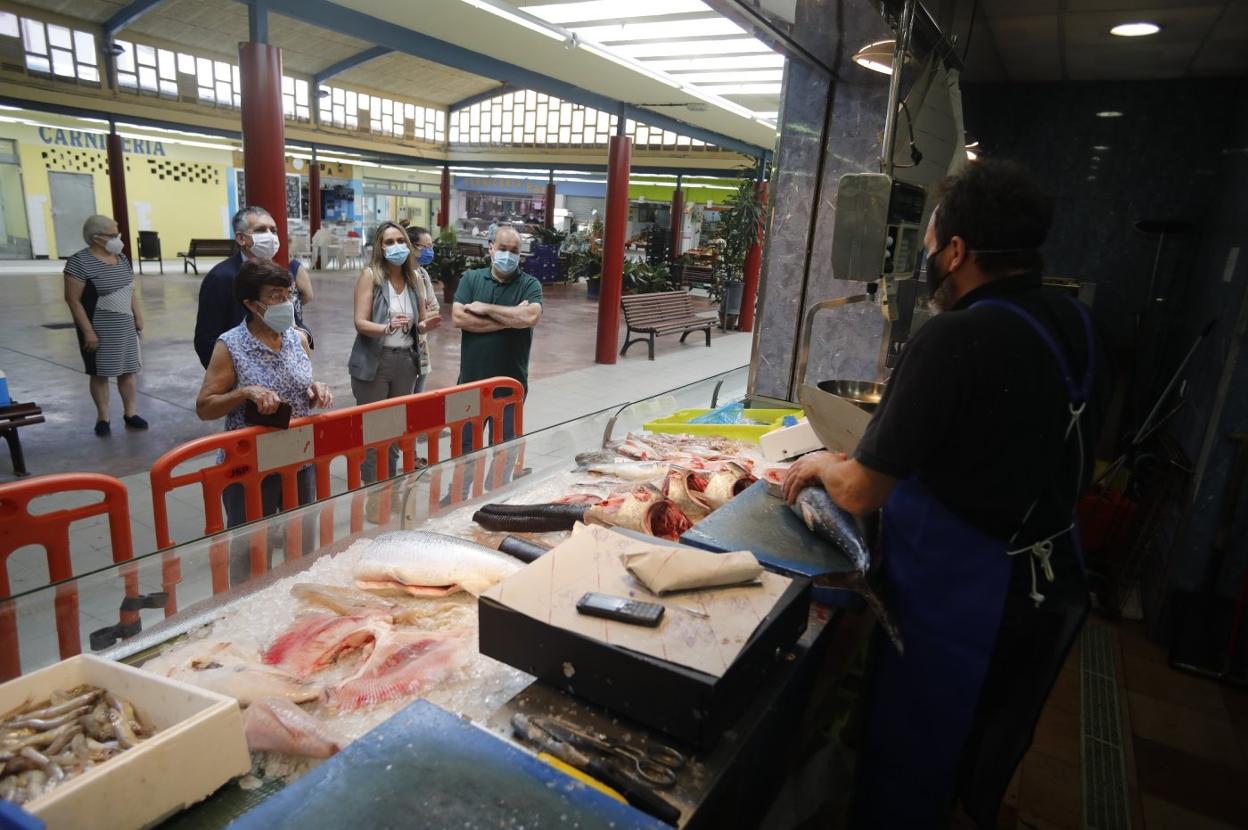 La consejera de Presidencia, Rita Camblor, visitó la plaza de abastos de El Entrego para ver el resultado de las obras en la cubierta. 