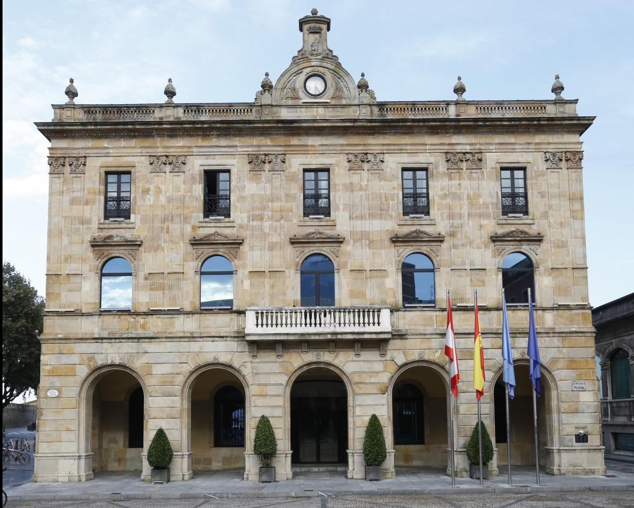 Vista del edificio de la Casa Consistorial y de la plaza Mayor. 