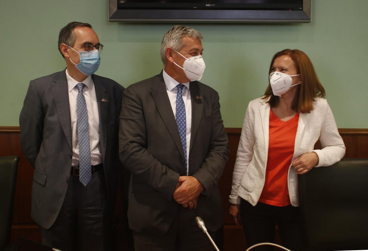 El rector, Santiago García, en el centro, con los vicerrectores Juan José del Coz y Eugenia Suárez. 