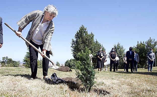 La alcaldesa, Ana González, plantó el tejo en memoria de las victimas de la Covid-19.