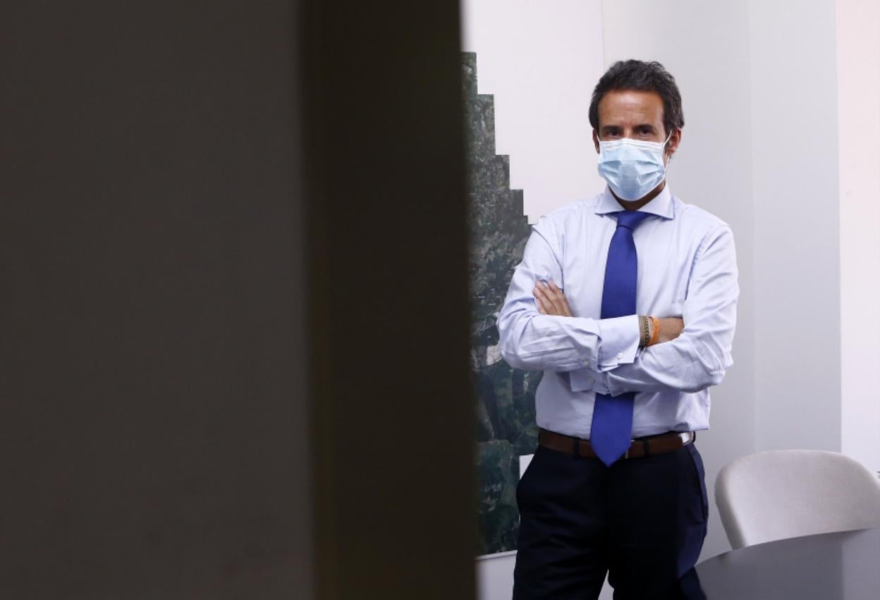 El concejal de Urbanismo e Infraestructuras, Nacho Cuesta, en su despacho. 